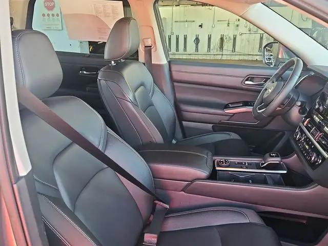 2025 Nissan Pathfinder SL 4WD