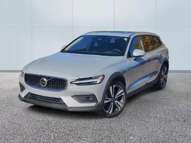 2025 Volvo V60 Cross Country Plus, B5 AWD Gas mild hybrid for sale in Farmington Hills, MI