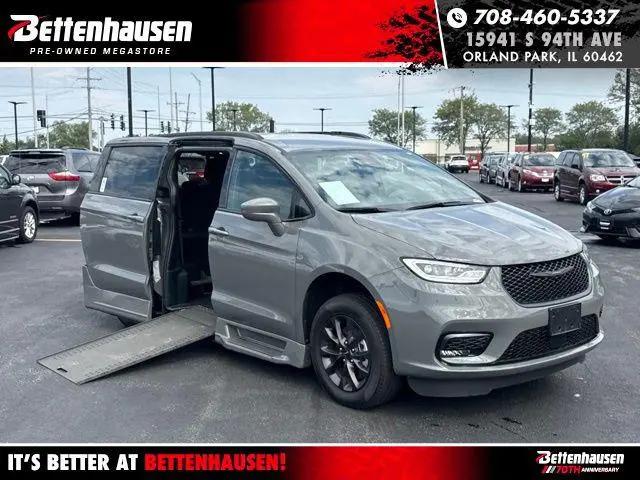 2022 Chrysler Pacifica Touring for sale in Orland Park, IL