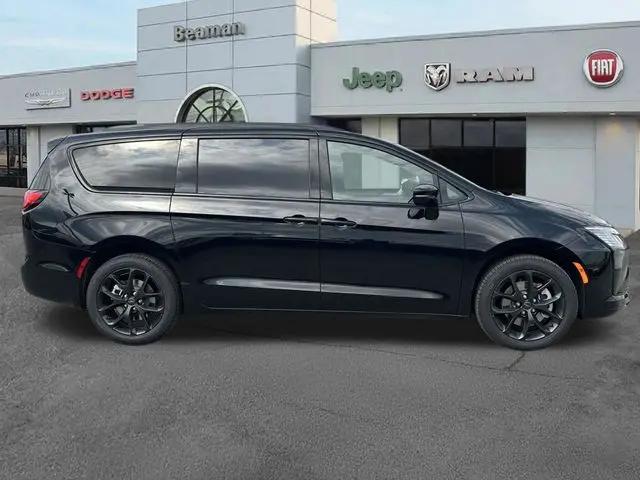 2027 Chrysler Pacifica Limited AWD