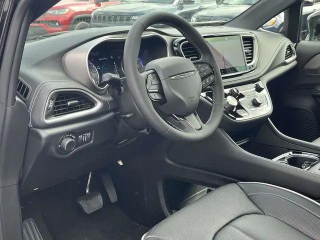 2027 Chrysler Pacifica Limited AWD