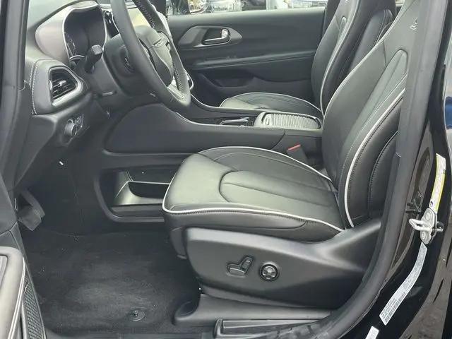 2027 Chrysler Pacifica Limited AWD