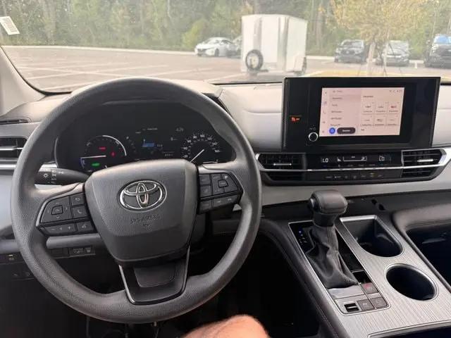 2025 Toyota Sienna LE