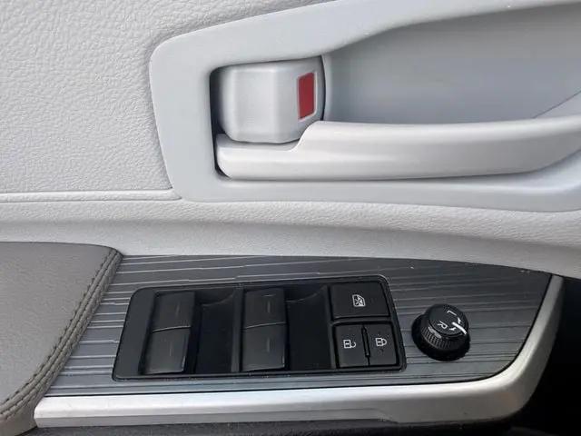 2025 Toyota Sienna LE