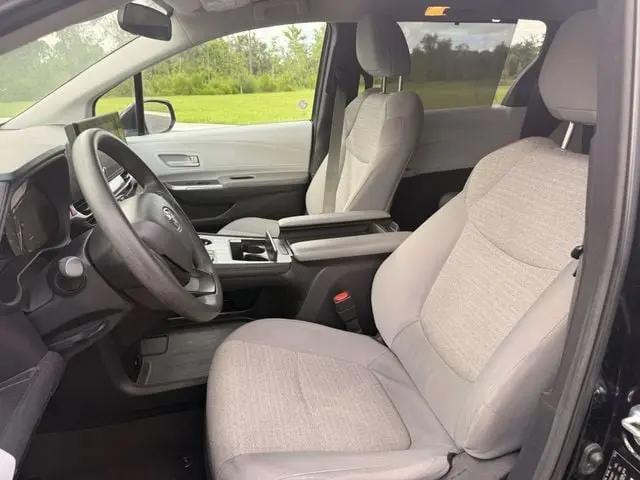 2025 Toyota Sienna LE