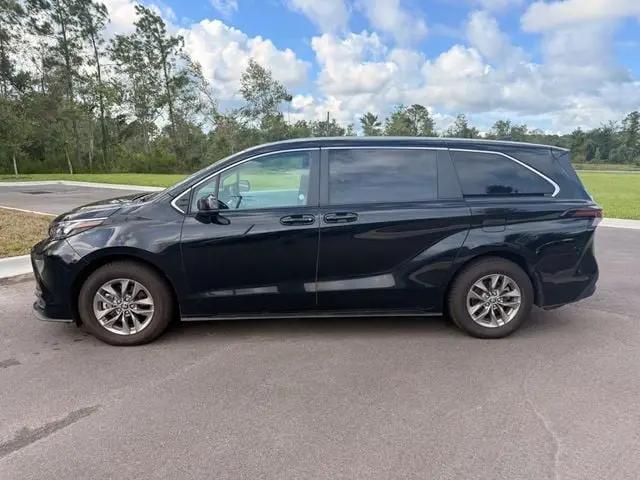 2025 Toyota Sienna LE