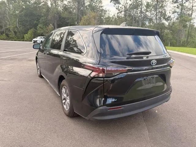 2025 Toyota Sienna LE