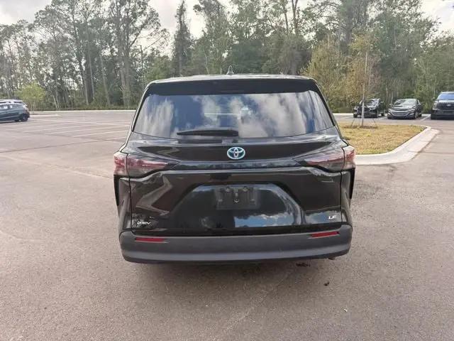 2025 Toyota Sienna LE