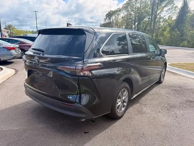 2025 Toyota Sienna LE