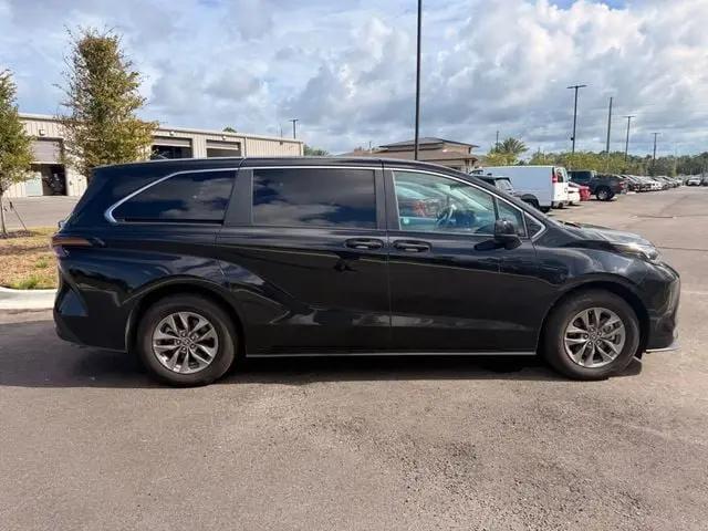 2025 Toyota Sienna LE