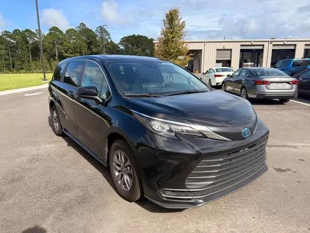 2025 Toyota Sienna LE