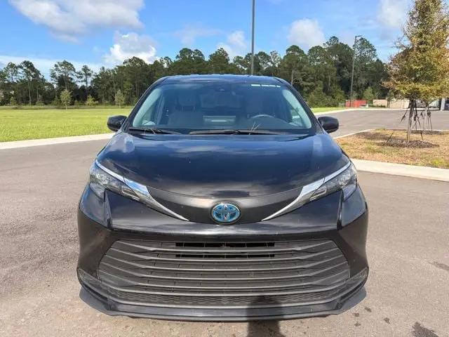 2025 Toyota Sienna LE