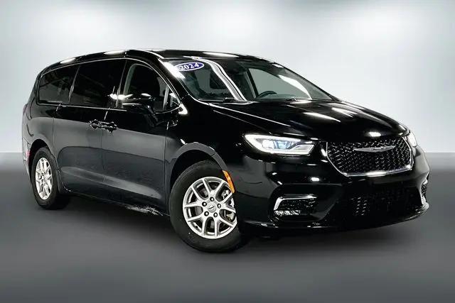 2024 Chrysler Pacifica Touring L for sale in Auburn, IN