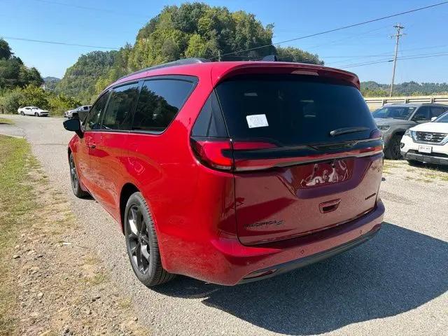 2027 Chrysler Pacifica Limited