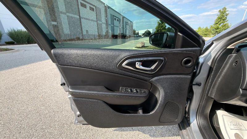 2017 Chrysler 200 Limited Platinum