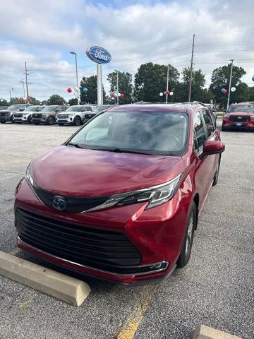 2022 Toyota Sienna XLE for sale in Valparaiso, IN