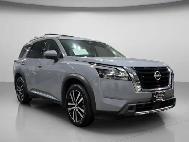 2023 Nissan Pathfinder Platinum 4WD for sale in Brookfield, WI