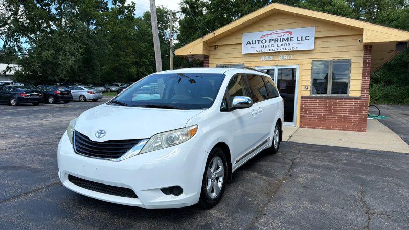 2011 Toyota Sienna LE V6 for sale in Elgin, IL