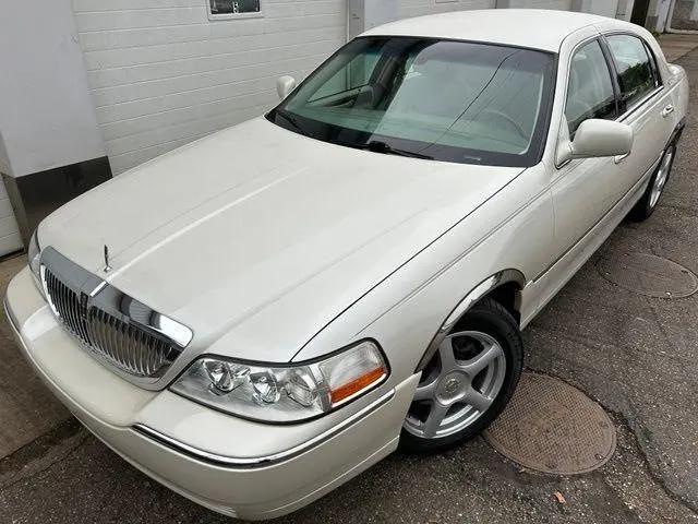 2004 Lincoln Town Car Ultimate for sale in Kent, OH