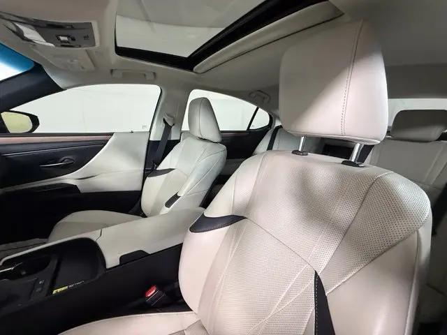 2025 Lexus ES 300h Luxury