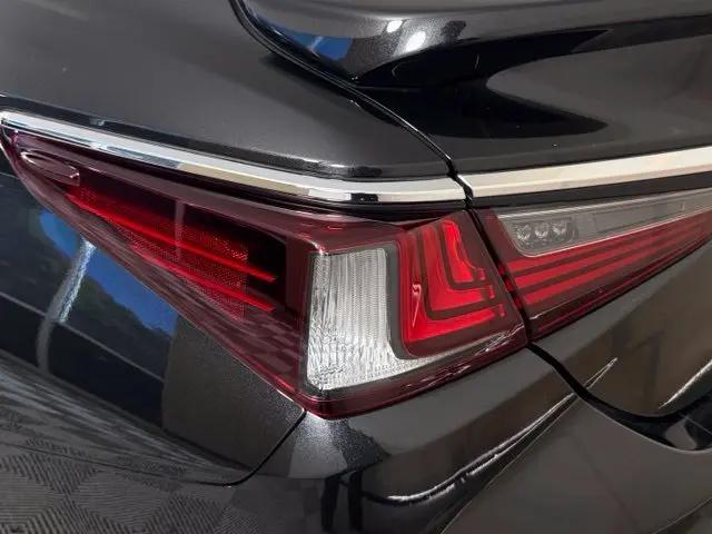 2025 Lexus ES 300h Luxury