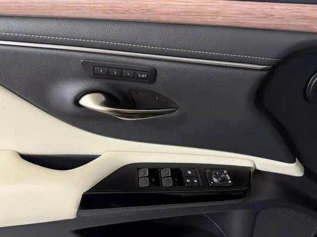 2025 Lexus ES 300h Luxury
