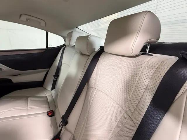 2025 Lexus ES 300h Luxury