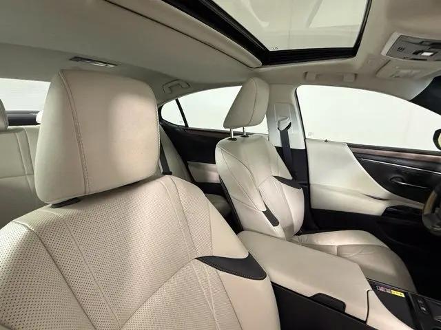2025 Lexus ES 300h Luxury
