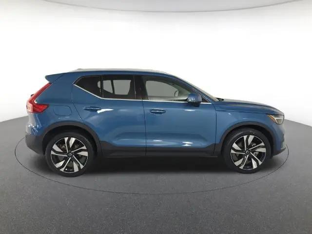 2024 Volvo XC40 B5 Plus Bright Theme