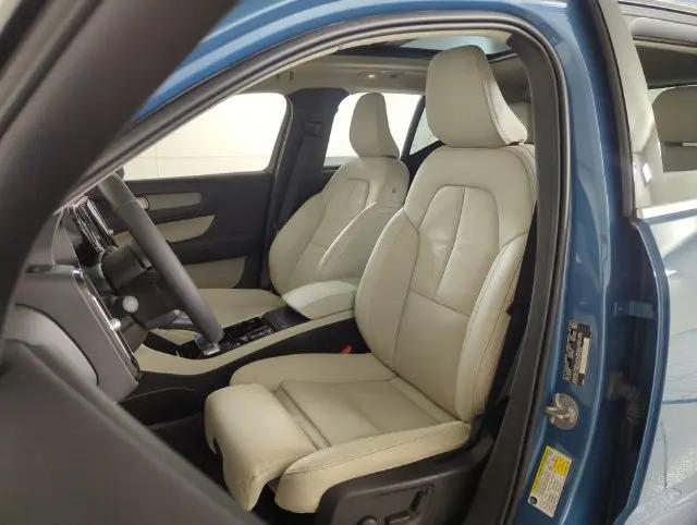 2024 Volvo XC40 B5 Plus Bright Theme