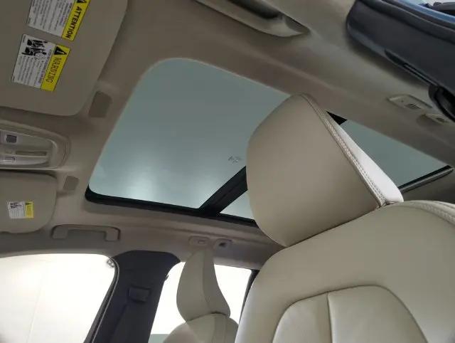 2024 Volvo XC40 B5 Plus Bright Theme