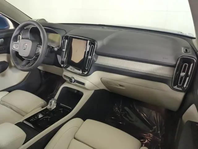 2024 Volvo XC40 B5 Plus Bright Theme