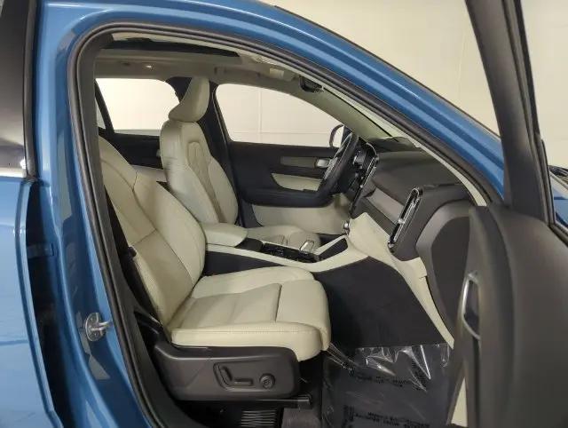 2024 Volvo XC40 B5 Plus Bright Theme