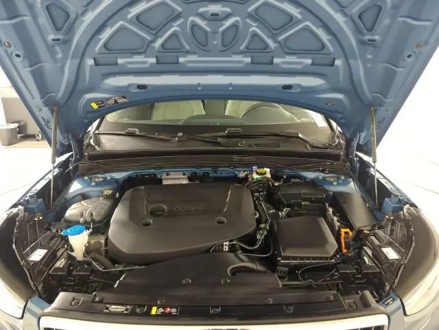 2024 Volvo XC40 B5 Plus Bright Theme