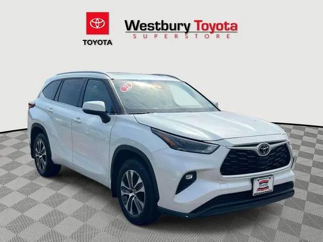 2022 Toyota Highlander XLE for sale in Westbury, NY
