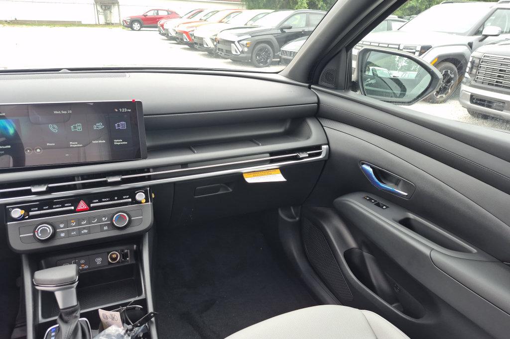 New 2027 Green Hyundai SE FWD image 21