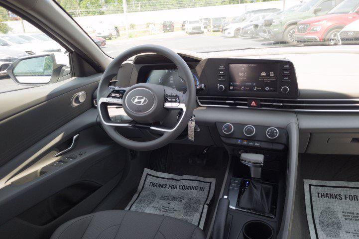 New 2026 White HYUNDAI SE image 19