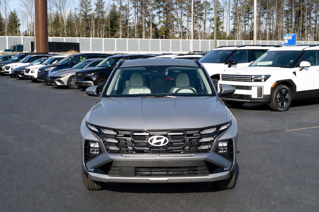 New 2026 Shimmering Silver HYUNDAI SEL Plus FWD image 2