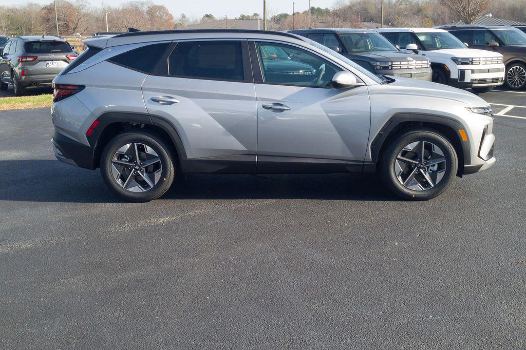 New 2026 Shimmering Silver HYUNDAI SEL Plus FWD image 4