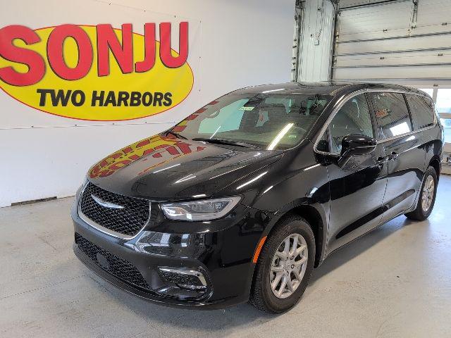 2025 Chrysler Pacifica Select for sale in Two Harbors, MN