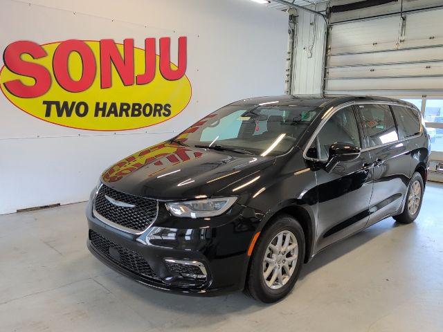 2025 Chrysler Pacifica Select for sale in Two Harbors, MN