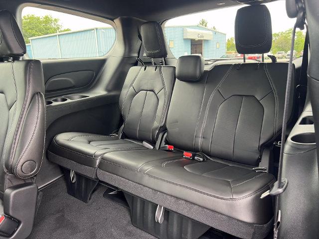 2027 Chrysler Pacifica Select AWD