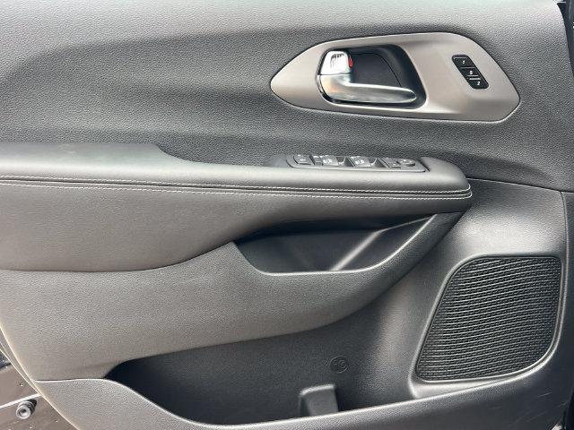 2027 Chrysler Pacifica Select AWD