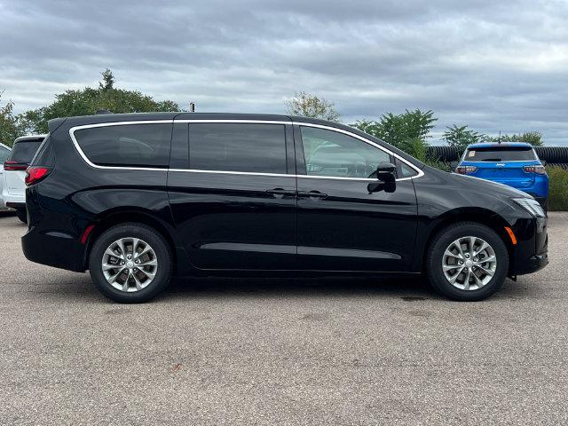 2027 Chrysler Pacifica Select AWD
