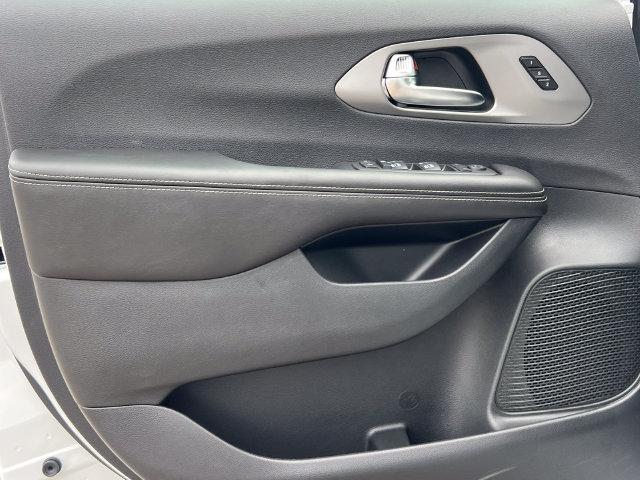 2027 Chrysler Pacifica Select AWD