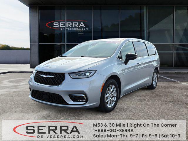 Silver Mist Clearcoat 2024 Chrysler Pacifica Minivan Front-Wheel Drive Automatic