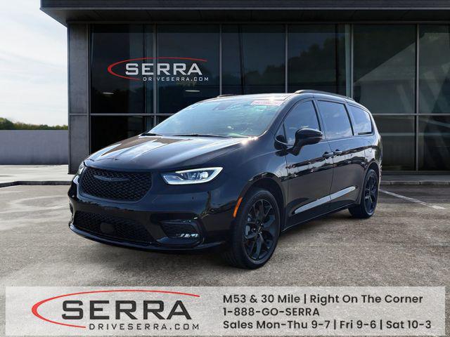 Diamond Black Crystal Pearlcoat 2024 Chrysler Pacifica Minivan All-Wheel Drive 9-Speed Automatic