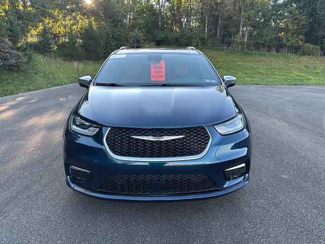 2025 Chrysler Pacifica Pinnacle AWD