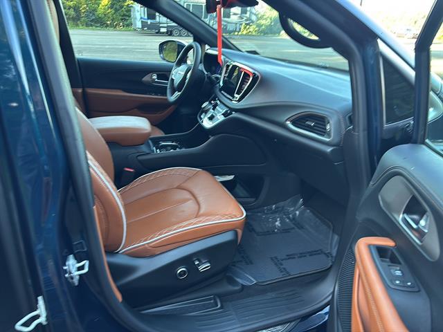 2025 Chrysler Pacifica Pinnacle AWD
