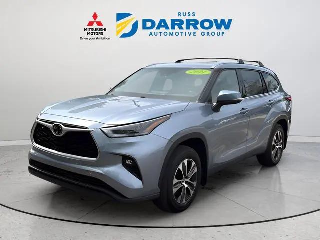 2021 Toyota Highlander XLE for sale in Waukesha, WI